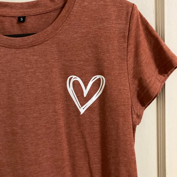(✨3 for $15) Heart graphic T-shirt - Picture 4 of 4